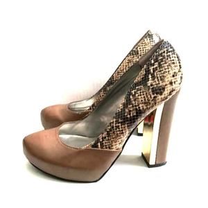 Guess Snake Skin Print Tan Toe Gold Accent Block Heels Junie Sz 7.5
